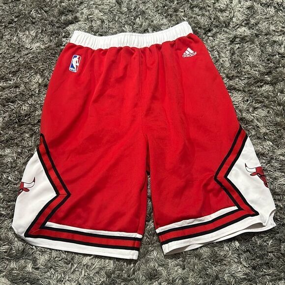 NBA Adidas, Chicago Bulls boys shorts size extra large YOUTH - Picture 1 of 9